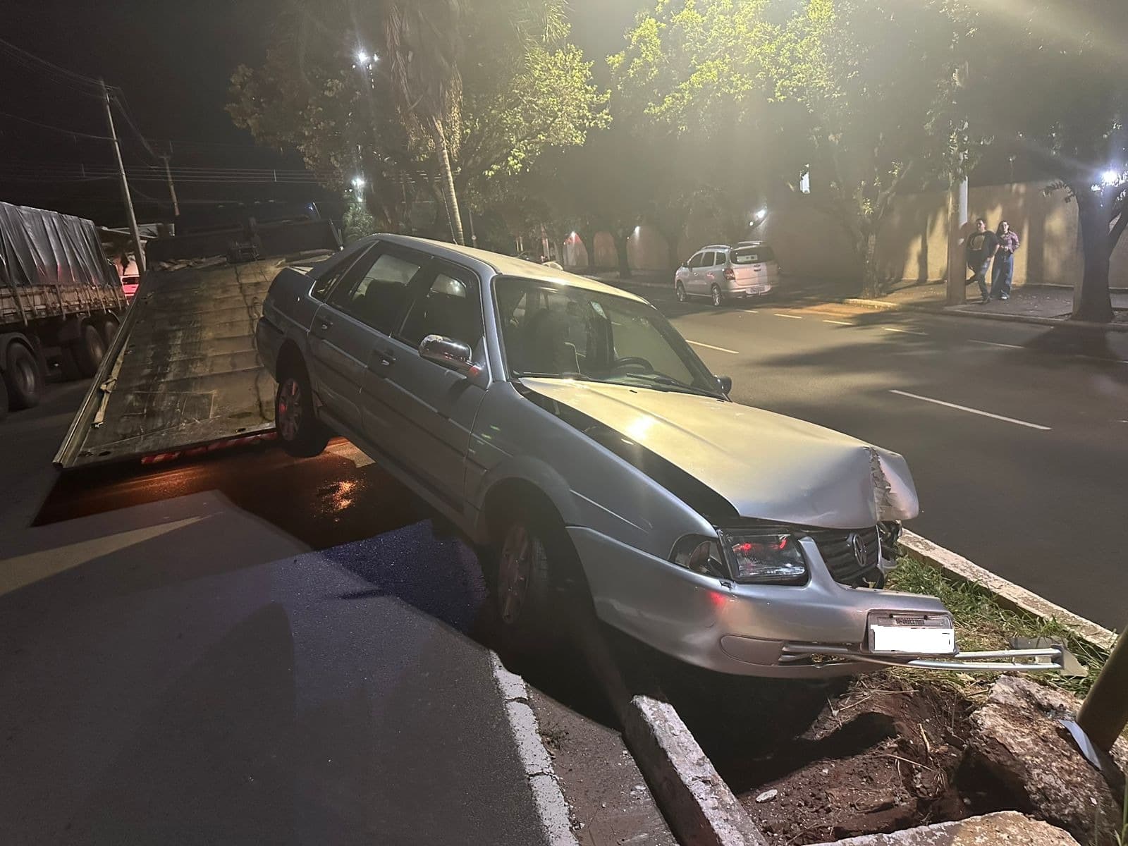 Motorista bate em poste e causa danos em Araçatuba