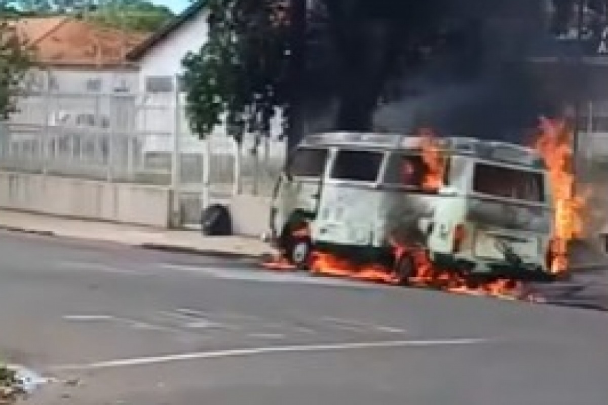 Kombi da Prefeitura de Araçatuba pega fogo durante teste mecânico