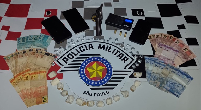 Dupla é detida após disparos e apreensão de arma e drogas