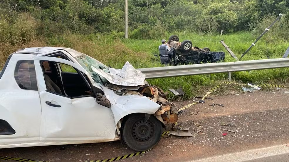 AGORA: Mulher morre após carro cruzar canteiro e atingir picape