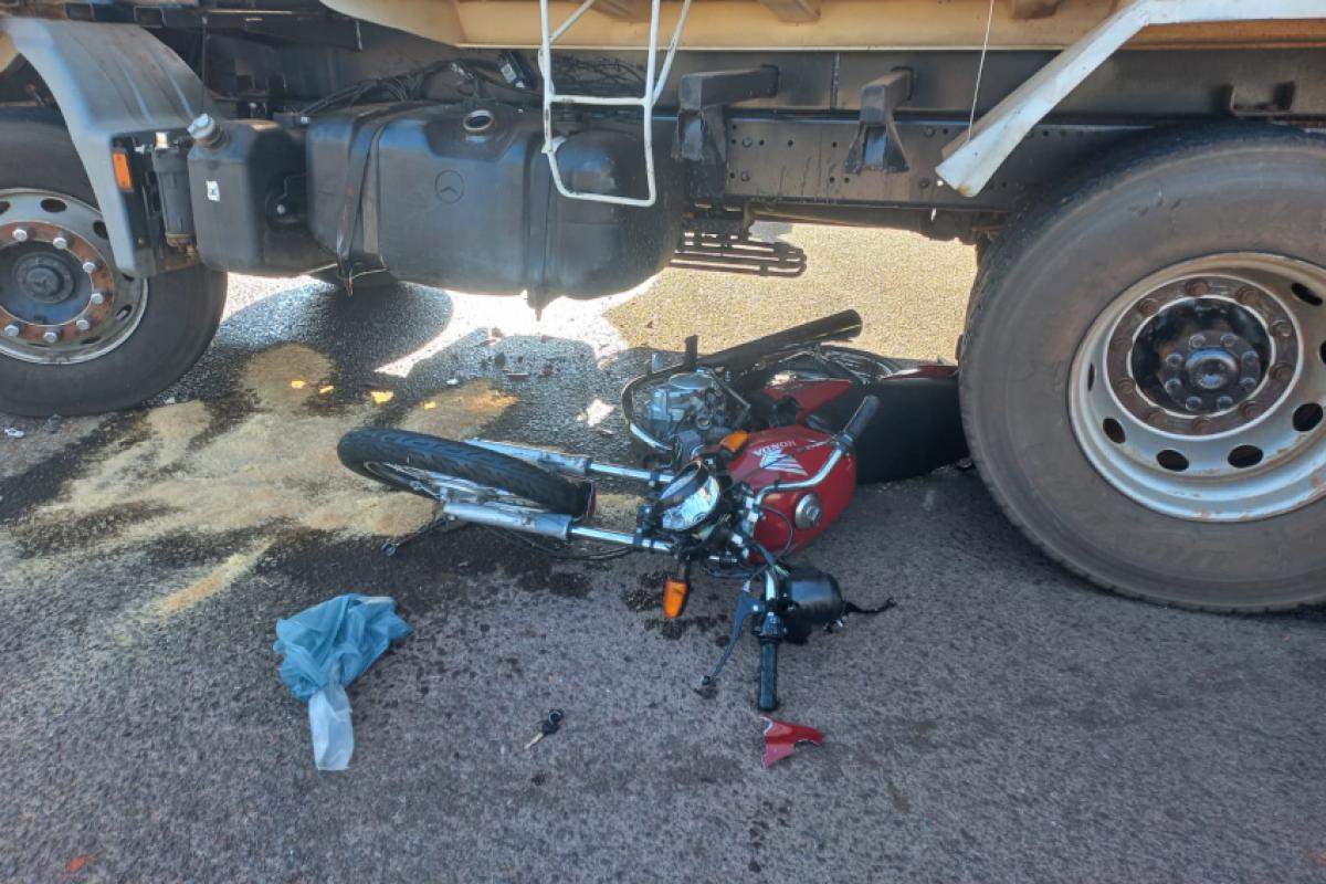 Jovem fica inconsciente após moto atingir caminhão em Birigui