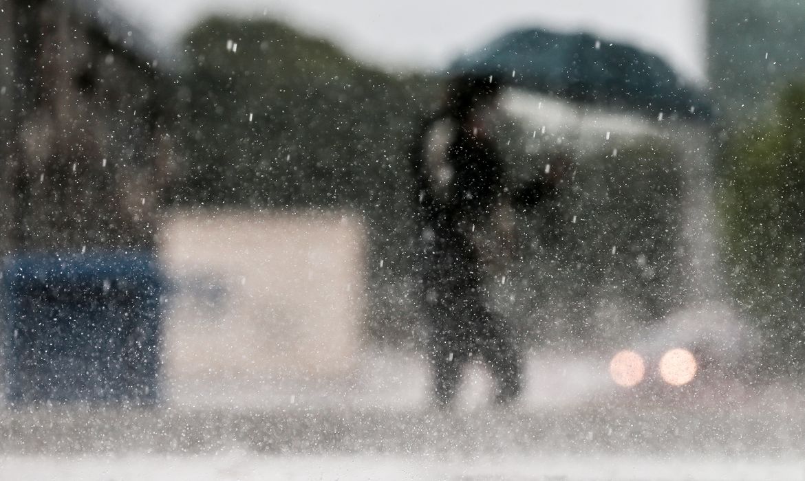 Semana começa nublada e com frio após mais de 40 mm de chuva