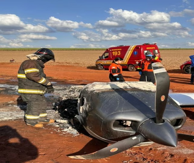Avião pega fogo após pouso forçado e ocupantes desaparecem na região
