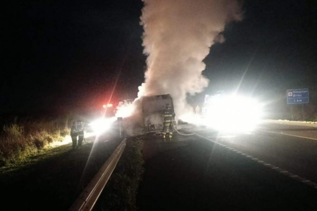 GABRIEL MELHADO: Caminhão é destruído por incêndio em Bilac