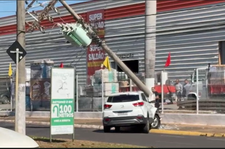 AGORA: Carro atinge poste e interdita faixa em avenida de Birigui