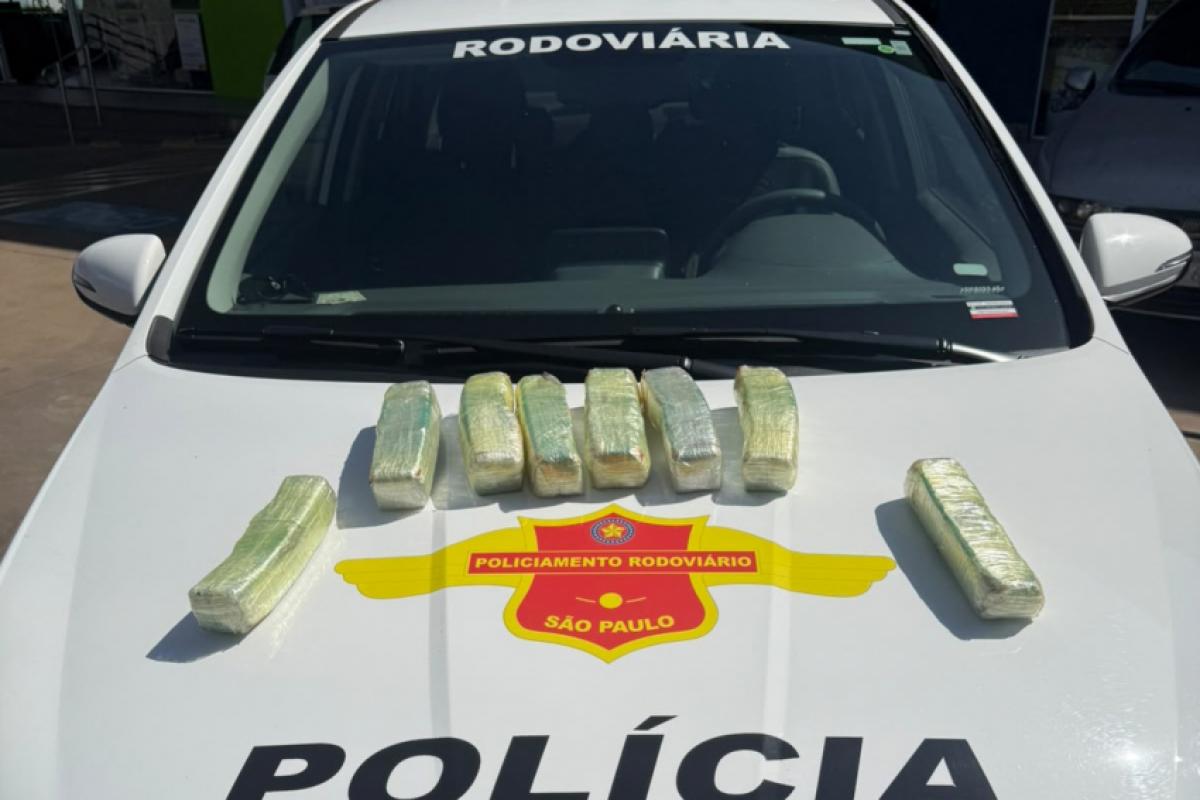 Cocaína escondida em rodas leva dupla à prisão na SP-300