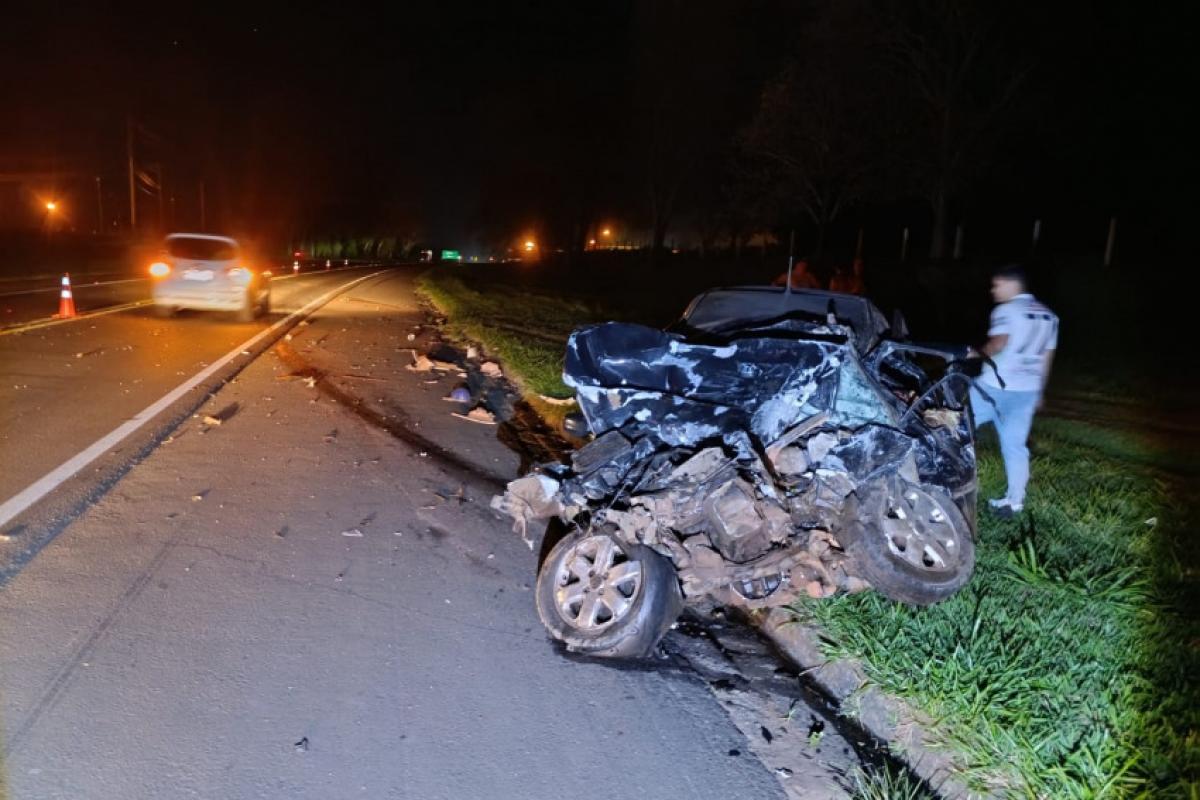 Colisão entre carro e caminhão deixa dois mortos e quatro crianças feridas em Barbosa